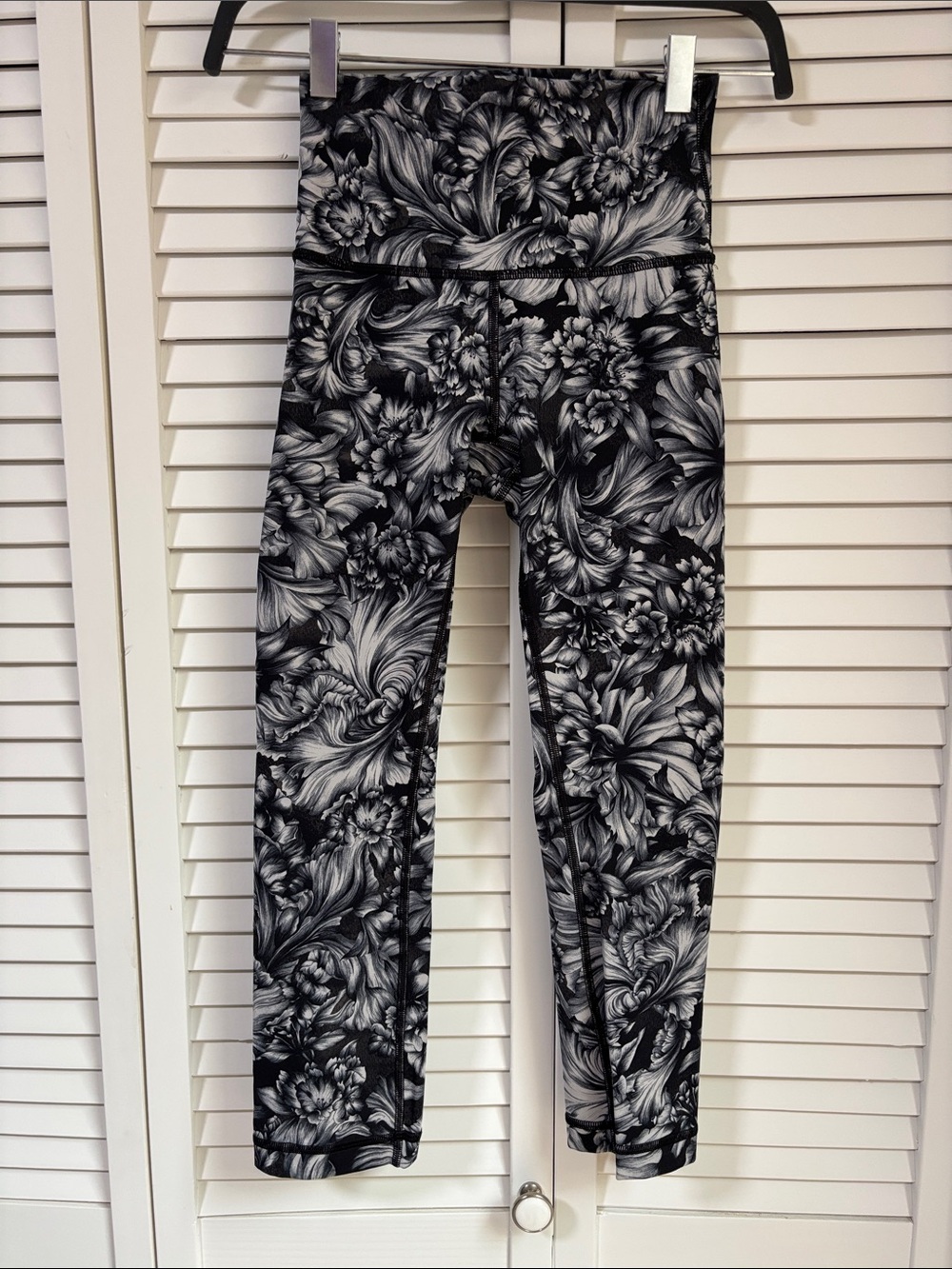 lululemon athletica cropped Black & White Floral Print Leggings